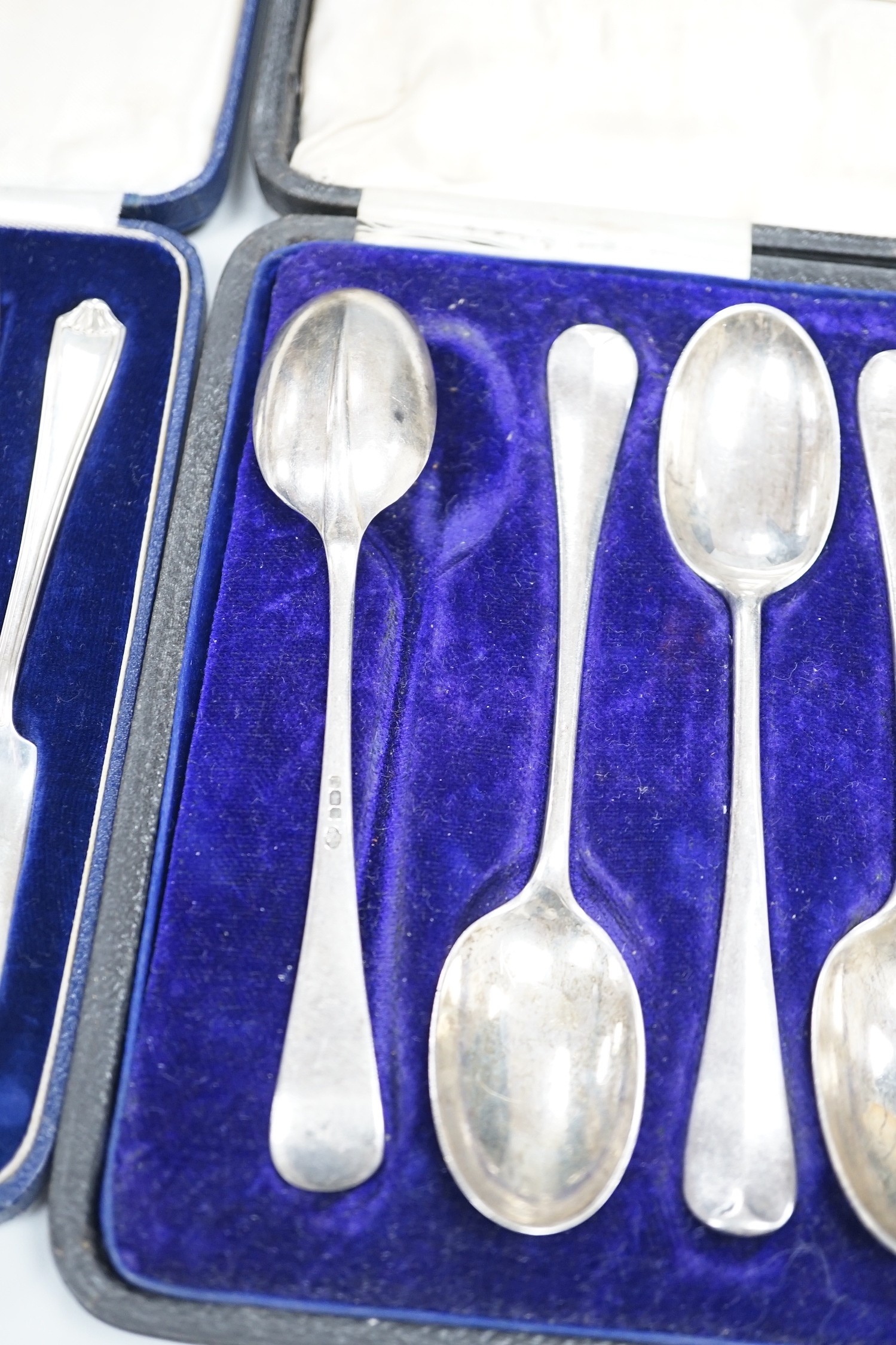 A cased set of twelve George V silver rat-tail pattern teaspoons, William Hutton & Sons, Sheffield, 1915 and a similar cased set of six pastry forks by Mappin & Webb, 13.1oz.